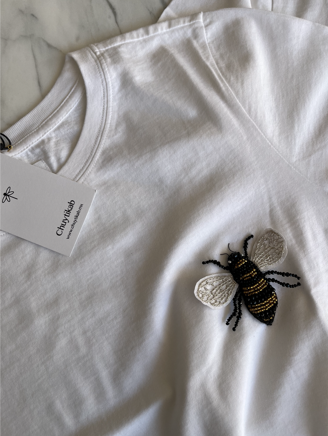 T-SHIRT DE ALGODÓN CON BROCHE ABEJA